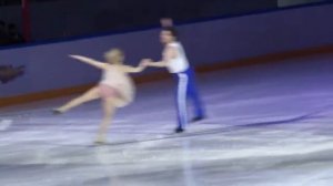 Красивый танец на льду.