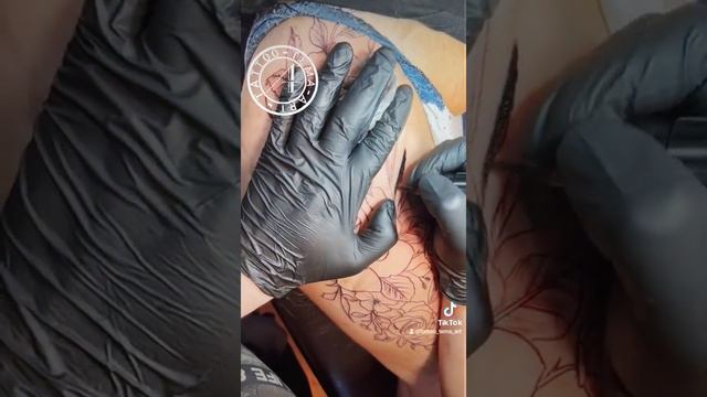 tattoo tema,цветы на бедре