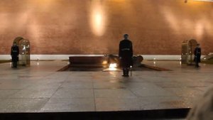 Парень упал при смене караула в Москве "2 раза"