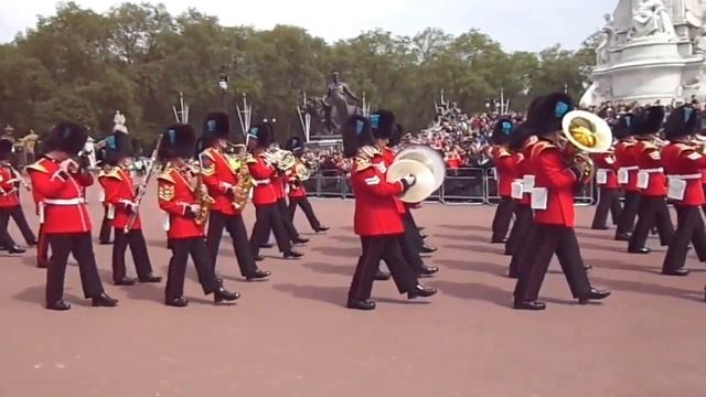 Выход музыкантов после смены караула у Букингемского дворца. смотреть онлайн