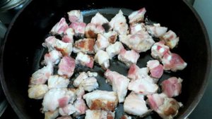 Капуста тушёная со свининой, томатом и сметаной