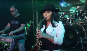 Девушка-Саксофонистка Круто Зажигает!!!