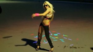 Круто танцуют девушки под песню сектор газа