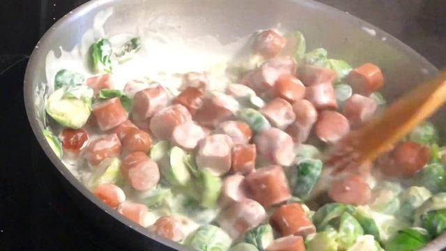 Sauté de choux de Bruxelles avec Saucisse , Sauce au Fromage et à L’ail Garnie d’Emmental #277 SUB) смотреть онлайн