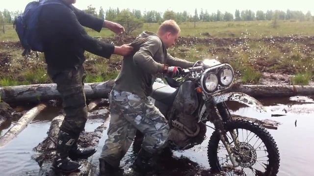 Подтопленная дорога из бревен. смотреть онлайн