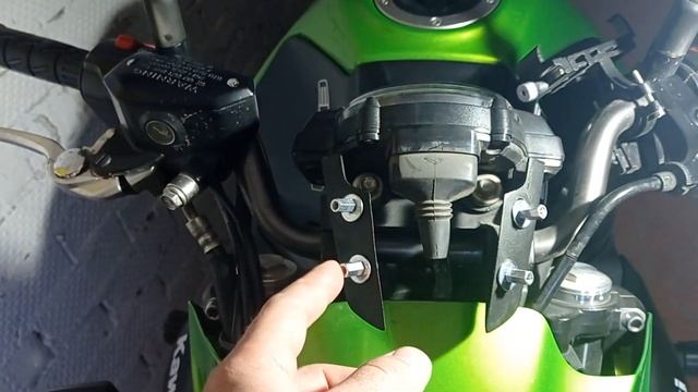Улучшаем крепление ветрового стекла на Kawasaki ER-6n смотреть онлайн