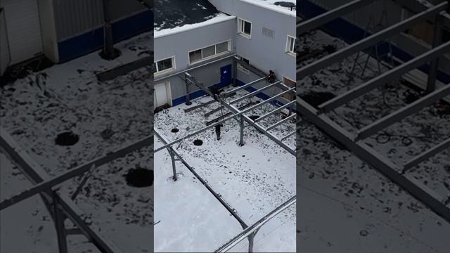 Демонтаж металлического навеса в зоне строительства многоуровнего паркинга.