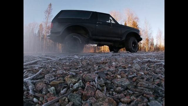 1987 Ford Bronco 302 V8 Quick Walk Around & Exhaust sound смотреть онлайн