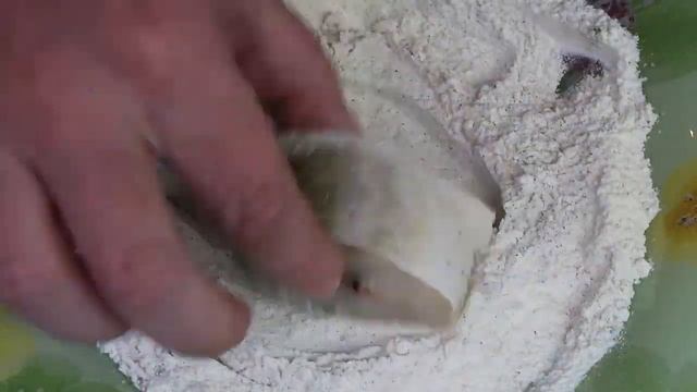 Как вкусно пожарить рыбу. Жареная навага на сковороде в муке. Жареная рыба