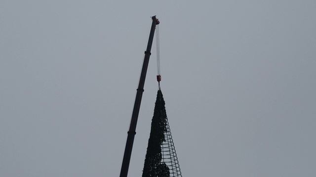 Монтаж новогодней ели. смотреть онлайн