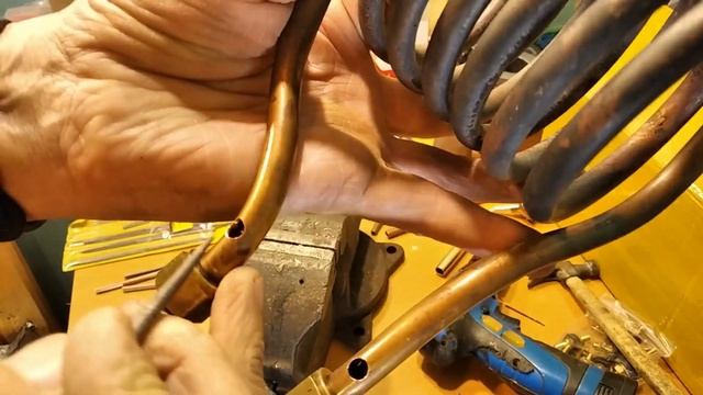 Думаю чем себя занять при самоизоляции на даче. Паяю медную трубку. Салат растет, рассада тоже. смотреть онлайн