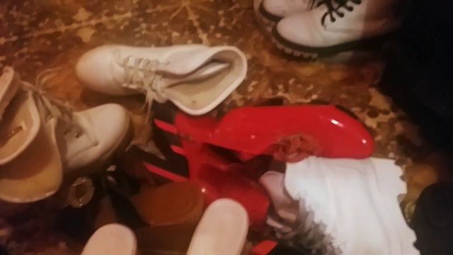 Расхламляю обувь. Нужное оставлю а не нужное на улицу вынесу. смотреть онлайн