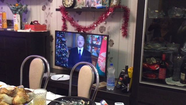 Отмечаем Новый год!!!!!! Подарки!!!! Хлопушки!!! Смех!!! Друзья!!!! смотреть онлайн