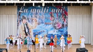 Пляшут белки пляшут зайцы ! Самый весёлый новогодний танец для детей! Единцы Edinet Moldova