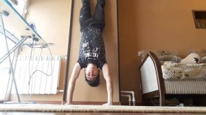 Как научиться ходить на руках?  Простые упражнения