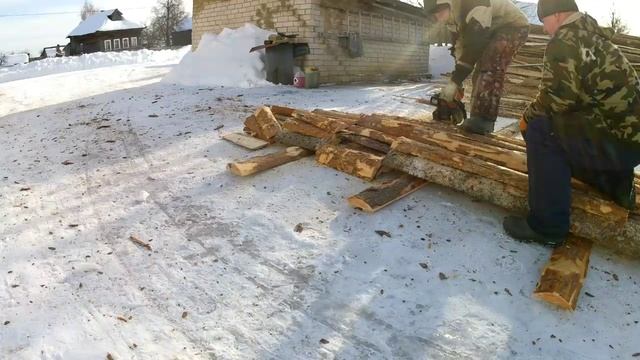 Пилим лесовоз горбыля.День1.Заготовка дров. смотреть онлайн