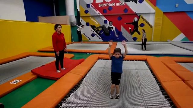 Тренировки 4-7 лет - Акробатика, батут смотреть онлайн
