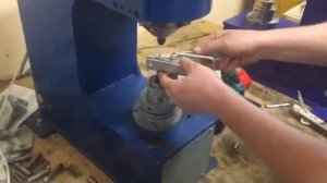 Сборка деталей клепкой на станке для клепания