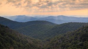 Спускается над озером закат...