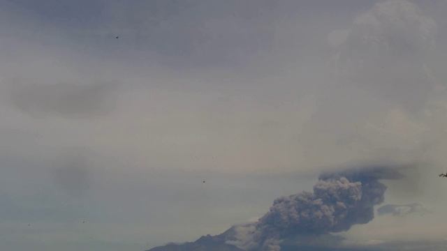 Вулкан Шивелуч. Пепловый выброс на высоту  ~12 км над уровнем моря 2017-06-27 01:20 UTC.