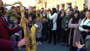 Queen Medley    STREET SAX PERFORMANCE. Daniele Vitale Sax. Парень играет на саксофоне.