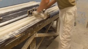 Тяги по двум сторонам стола.Лепнина из гипса.Тяги из гипса.