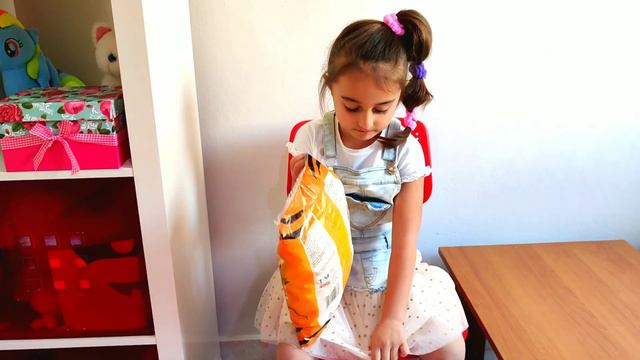 Саввина и Ольга Кушают и Играют в Сладости.Смешное видео.