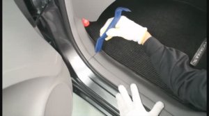2.10 Замена пластика порогов передних дверей