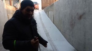 Съезжаем-заезжаем в подземный гараж зимой.