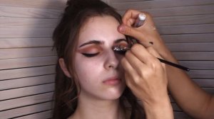 Яркий макияж с блестками