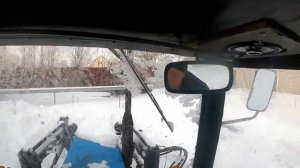МТЗ разгребает снег.mp4