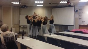 Танец снежинок на корпоративе.