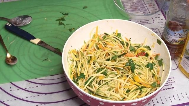 Спагетти из кабачка. Рецепт закуски острой по-корейски.