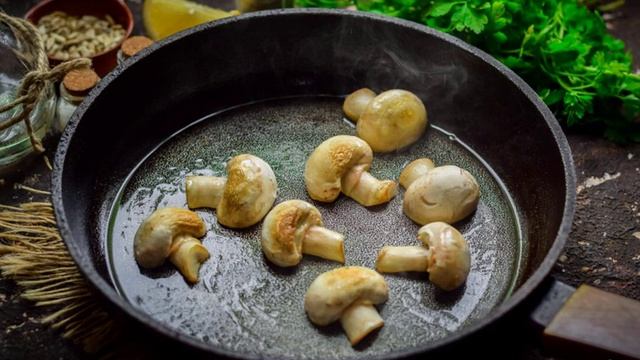 Зеленый салат с грибами