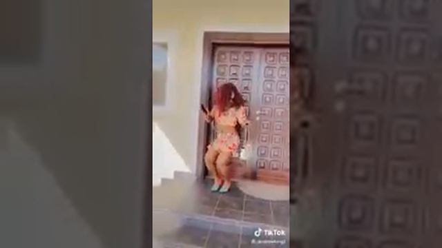 Man dressed as woman, Andrew Keche looks good as a woman, dancing to their new song Good Mood😂 смотреть онлайн