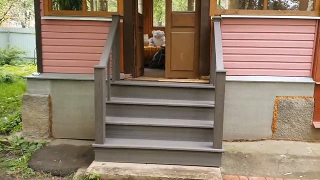 Уличная лестница с полнотелыми ступенями из ДПК и перилами из ДПК смотреть онлайн