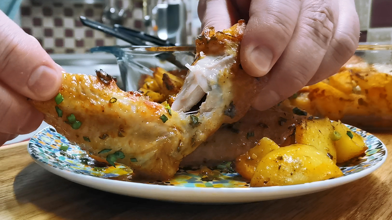 сочные крылышки с картошкой в духовке. крылышки с картошкой в духовке. реклама куриные крылышки новинка. маринованные картошка в духовке. маринованный картофель в духовке.