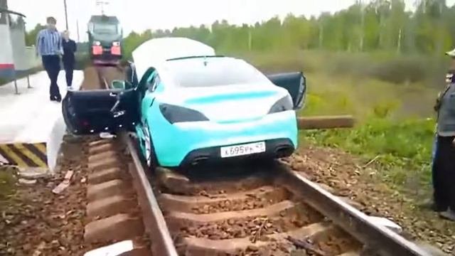 Застрял на рельсах