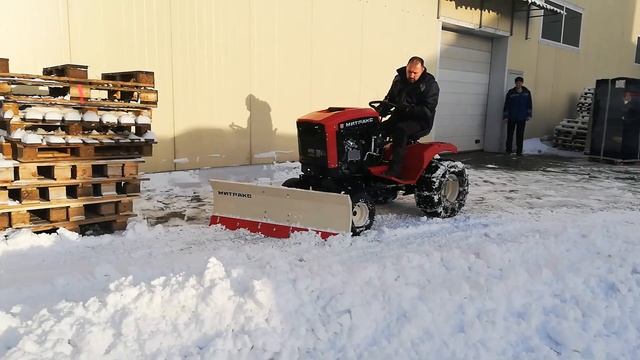 Дождались! новинка! Уборка мокрого снега российским компактным трактором Митракс смотреть онлайн