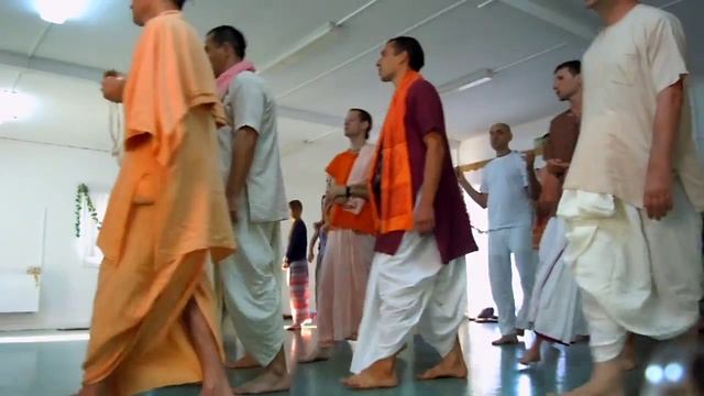 Приветствие Божеств и Гуру-пуджа-Уттама Шлока прабху смотреть онлайн