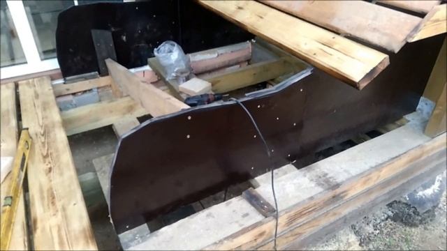 Беседка с потолком из бревен и фасадом из обожженной доски смотреть онлайн