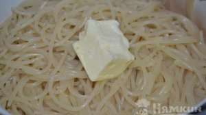 Спагетти с колбасой и сыром