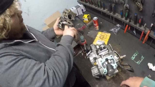 SUZUKI RM 85cc Männän vaihto ja kasaamisen alotus (osa 1) ft. PääKoneMestari || GARAGEVLOG#23 смотреть онлайн