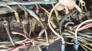 Трактор К-700.Отключаю проводку для снятия кабины.