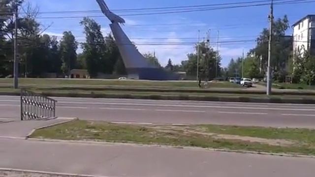 Г орел заводской. Памятник самолет в Орле. Комсомольская площадь Ухта монумент. Памятник Ухта самолет. Памятник в Ухте на Комсомольской площади фото.