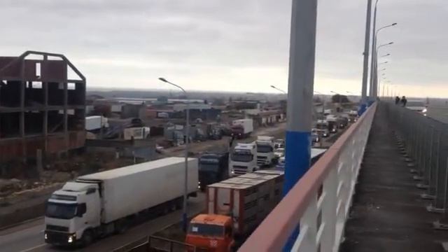 У южного выезда из Махачкалы протестует около двухсот дальнобойщиков 2часть смотреть онлайн