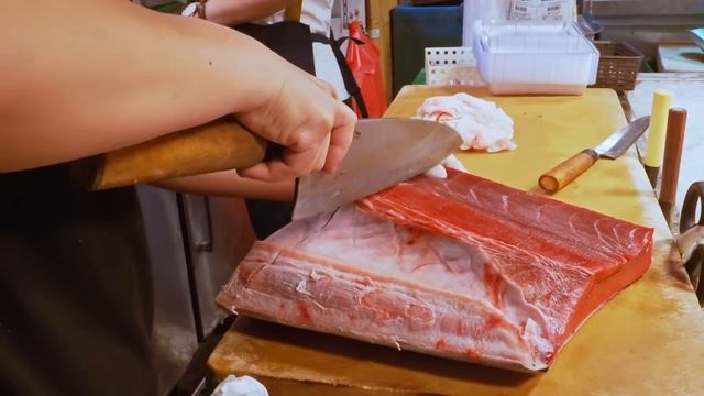 Fastest cutting speed！Giant Bluefin Tuna Cut in 5 minutes, Braised Bluefin Tuna Eyes/蘇澳最快刀！巨大黑鮪魚切割技 смотреть онлайн