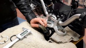 BMW F 900 XR Регулировка подшипника рулевой головки