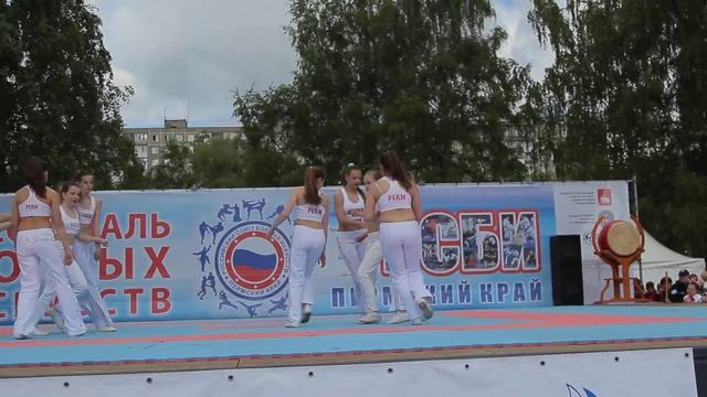 Черлидеры команды Daisy здорово выступили на дне города