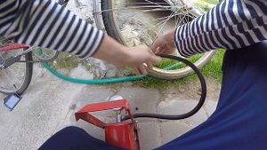 Как правильно накачать на велосипеде колеса смотрите.